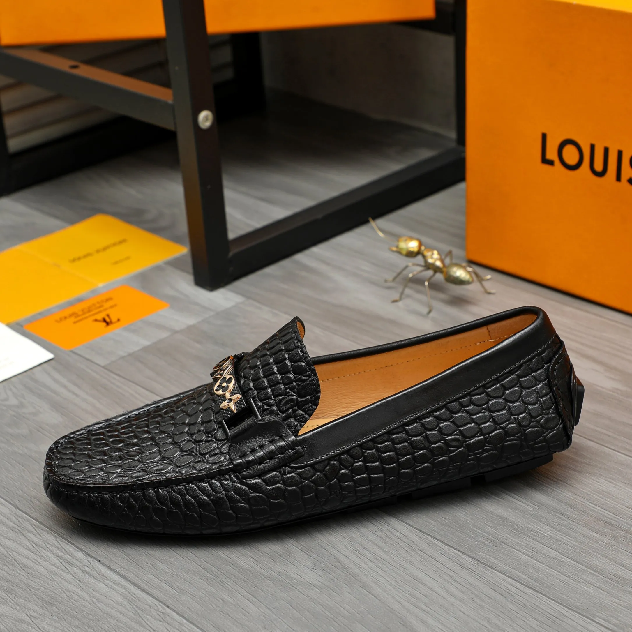 Men's shoes 💰380 Product trademark: LV "Louis Vuitton" casual slip-on shoes Regular size: 38-45 (45 is custom-made and non-returnable) Product materials: Selected stone pattern embossed cowhide upper, pigskin lining, rubber outsole